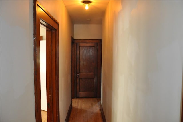 1535 SE 6th Ave, Cedar Rapids, IA 52403 - hallway featuring wood finished floors and baseboards