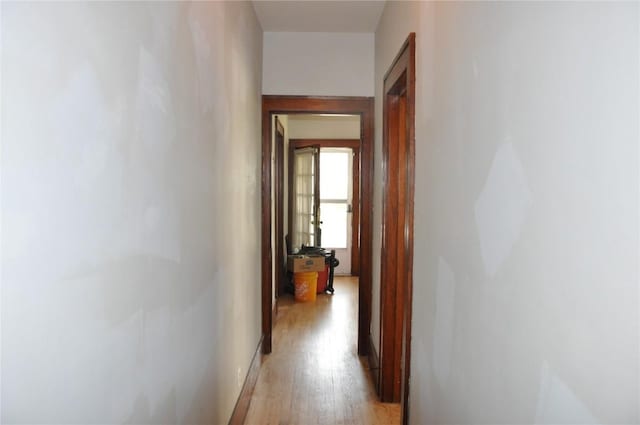 1535 SE 6th Ave, Cedar Rapids, IA 52403 - hallway featuring light wood finished floors