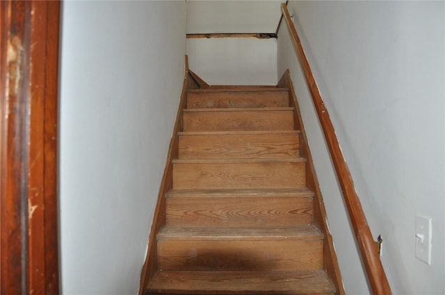 1535 SE 6th Ave, Cedar Rapids, IA 52403 - view of staircase