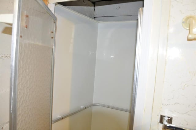 1535 SE 6th Ave, Cedar Rapids, IA 52403 - full bathroom with a shower with door