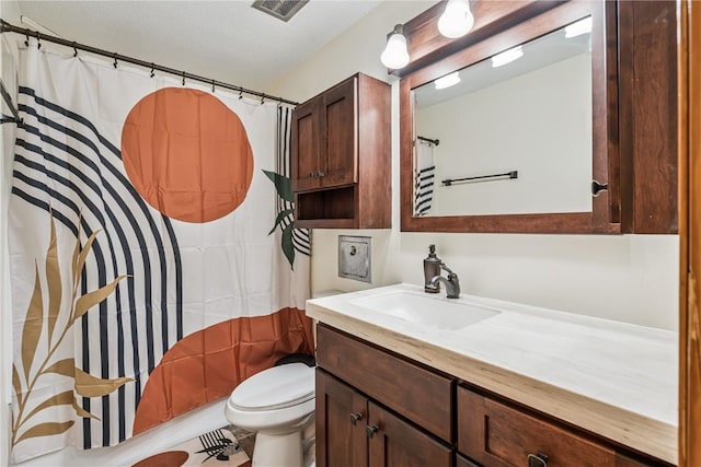 5929 Underwood Ave SW, Cedar Rapids, IA 52404 - full bathroom featuring vanity and a shower with curtain