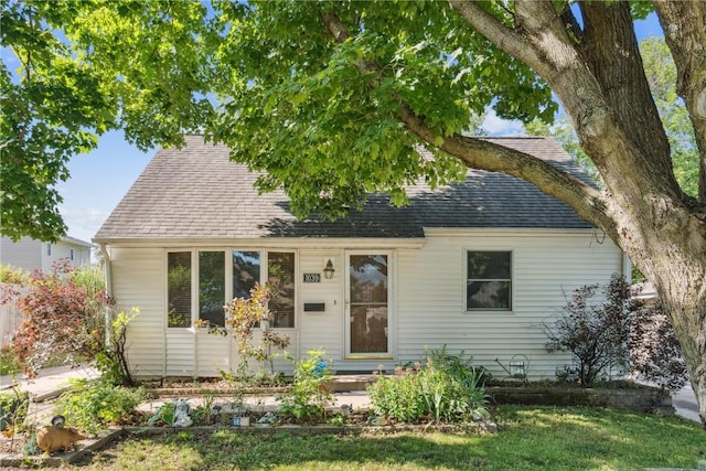 1039 31st St NE, Cedar Rapids, IA 52402 - view of front of property featuring roof with shingles