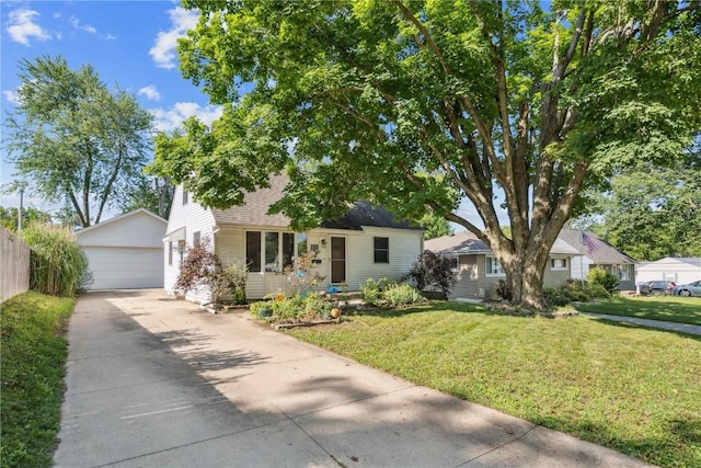 1039 31st St NE, Cedar Rapids, IA 52402 - view of front of property featuring an outdoor structure, a garage, and a front lawn