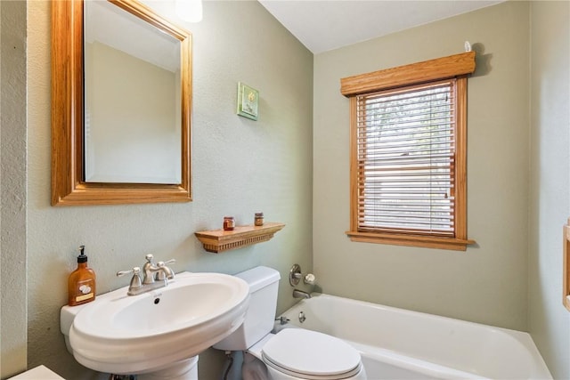1039 31st St NE, Cedar Rapids, IA 52402 - full bath featuring a sink and a tub
