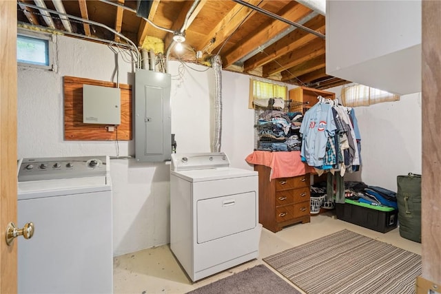 1039 31st St NE, Cedar Rapids, IA 52402 - laundry room featuring electric panel and independent washer and dryer