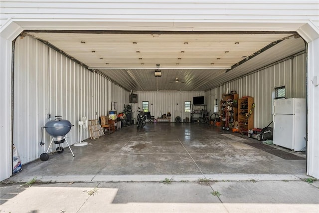 1039 31st St NE, Cedar Rapids, IA 52402 - garage featuring freestanding refrigerator