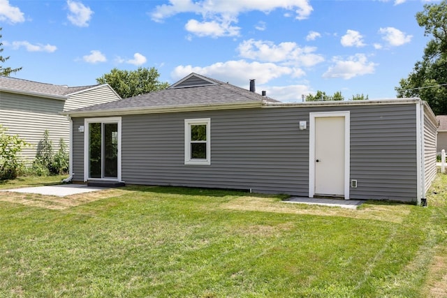 6404 Parkview Ave, Cedar Rapids, IA 52403 - rear view of property featuring a lawn and roof with shingles