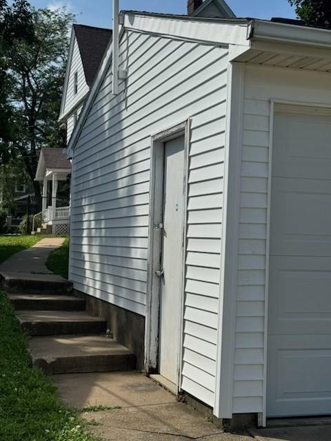 1308 A Ave NW, Cedar Rapids, IA 52405 - view of side of property with a garage