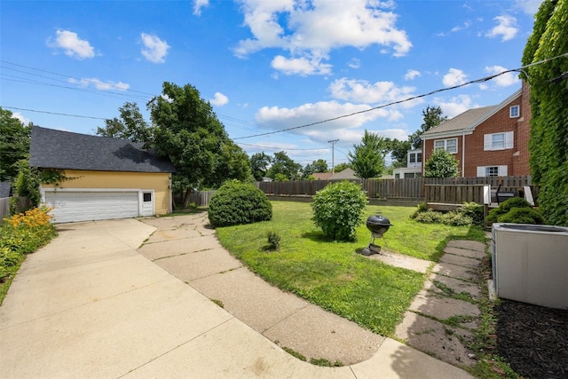 2144 Grande Ave SE, Cedar Rapids, IA 52403 - view of yard featuring a detached garage