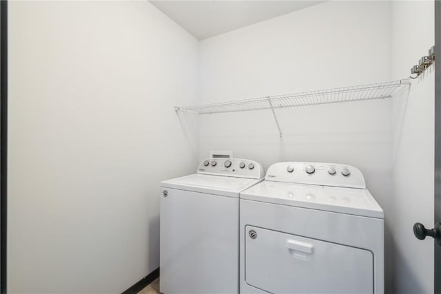 914 Deer Run Dr NE, Cedar Rapids, IA 52402 - laundry room with washer and clothes dryer