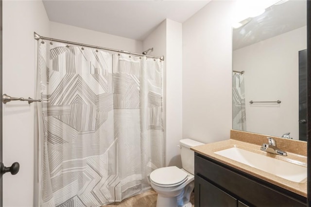 914 Deer Run Dr NE, Cedar Rapids, IA 52402 - bathroom featuring vanity and curtained shower
