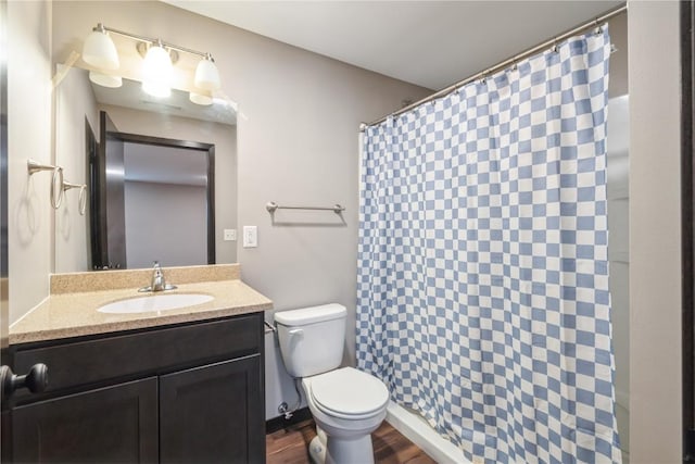 914 Deer Run Dr NE, Cedar Rapids, IA 52402 - full bath with vanity, wood finished floors, and a shower with shower curtain