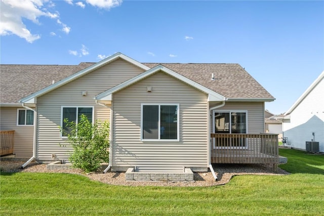 914 Deer Run Dr NE, Cedar Rapids, IA 52402 - rear view of property featuring a lawn, roof with shingles, and a wooden deck