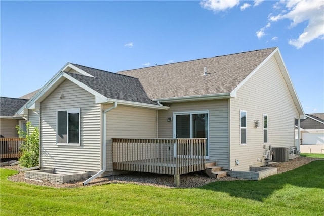 914 Deer Run Dr NE, Cedar Rapids, IA 52402 - back of house featuring a deck, a yard, and roof with shingles
