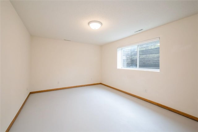 2500 Creekside Dr, Hiawatha, IA 52233 - spare room with baseboards and light colored carpet