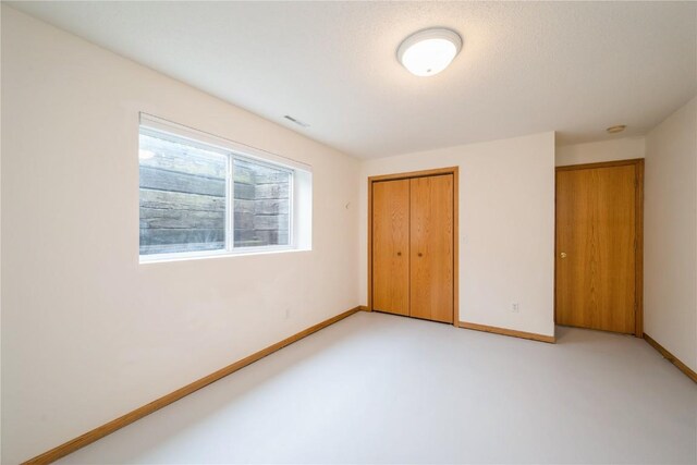 2500 Creekside Dr, Hiawatha, IA 52233 - unfurnished bedroom featuring baseboards and a closet