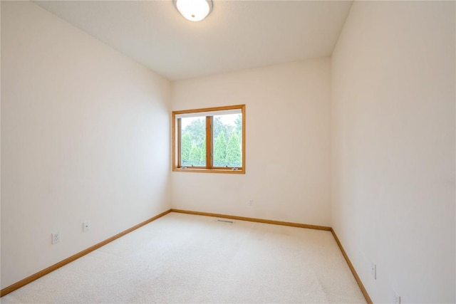 2500 Creekside Dr, Hiawatha, IA 52233 - unfurnished room featuring baseboards and carpet