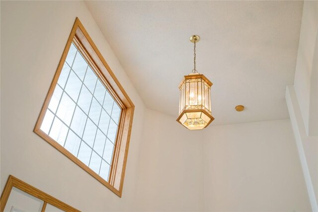 2500 Creekside Dr, Hiawatha, IA 52233 - detailed view of a smoke detector