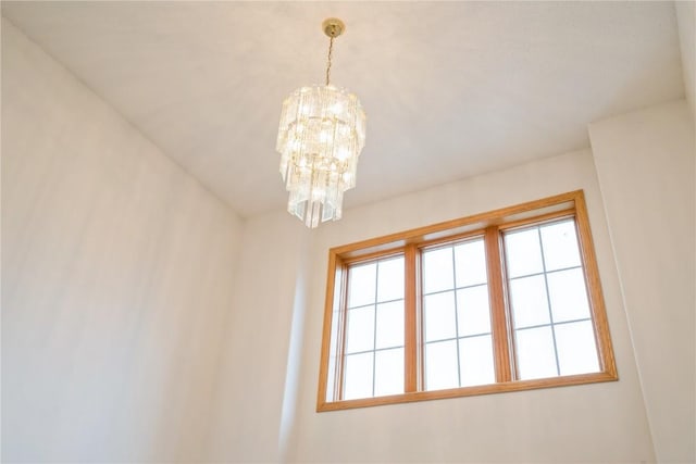 2500 Creekside Dr, Hiawatha, IA 52233 - detailed view of a chandelier