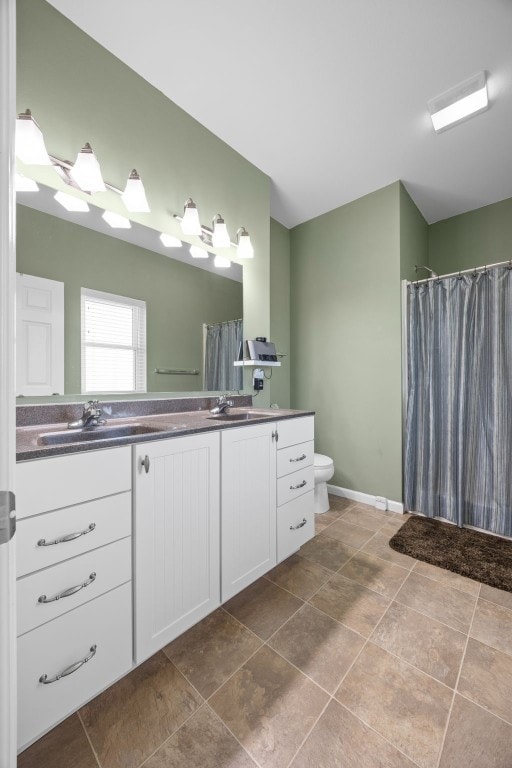 2515 Woodhill Dr SW, Cedar Rapids, IA 52404 - full bath with double vanity and a shower with curtain