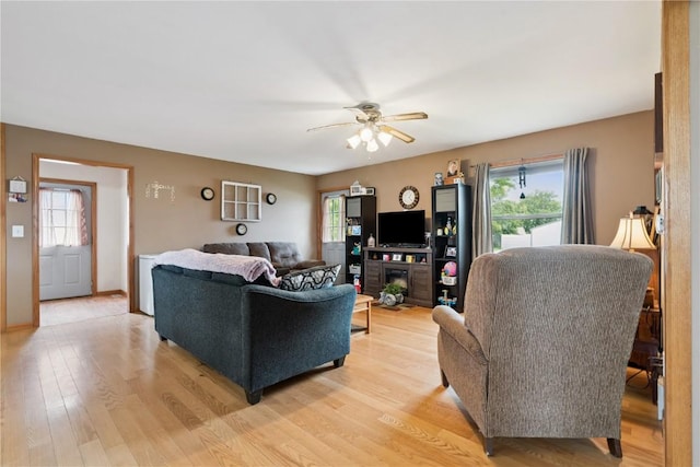 1009 W 1st St, Vinton, IA 52349 - living area featuring healthy amount of natural light, light wood finished floors, and a ceiling fan
