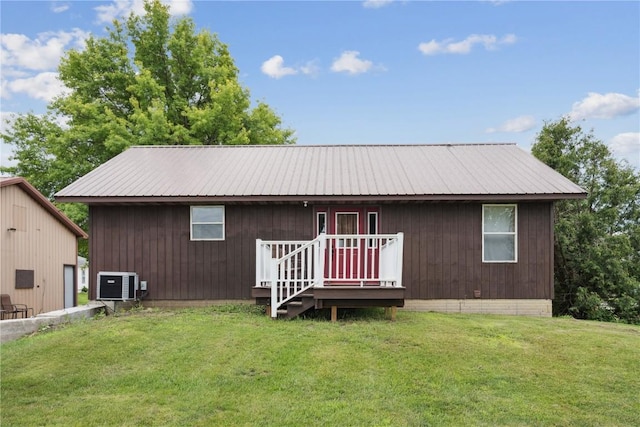 1009 W 1st St, Vinton, IA 52349 - rear view of house with a lawn and a metal roof