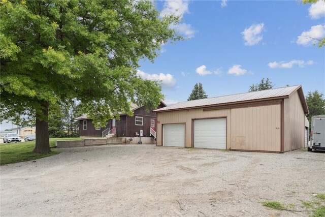1009 W 1st St, Vinton, IA 52349 - view of detached garage