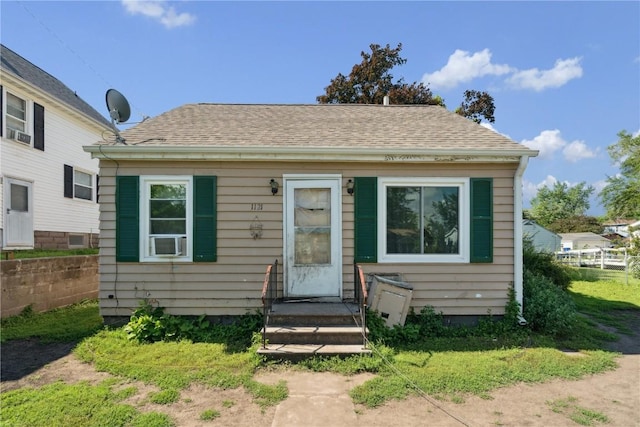 1121 15th Ave SW, Cedar Rapids, IA 52404 - bungalow featuring a shingled roof