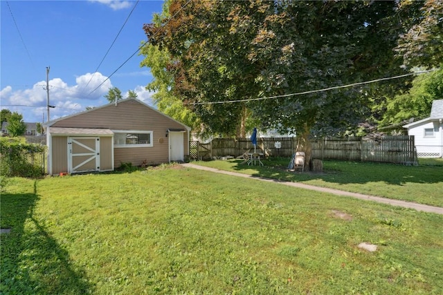 1121 15th Ave SW, Cedar Rapids, IA 52404 - view of yard with a storage shed