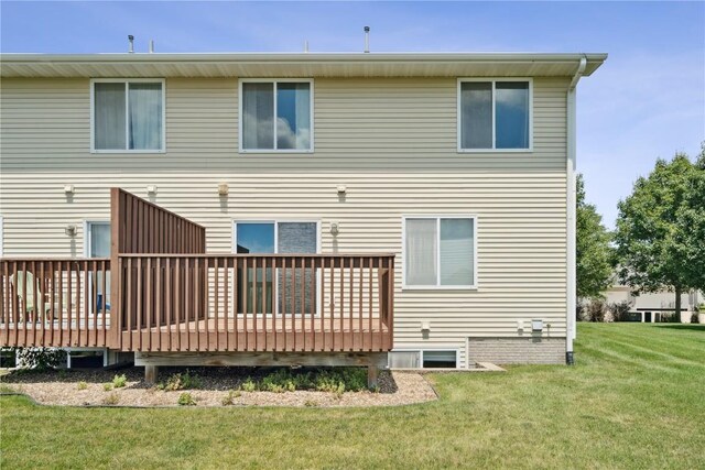 1019 Acacia Dr NE, Cedar Rapids, IA 52402 - rear view of property with a wooden deck and a yard