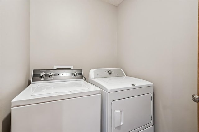 1019 Acacia Dr NE, Cedar Rapids, IA 52402 - laundry room featuring separate washer and dryer