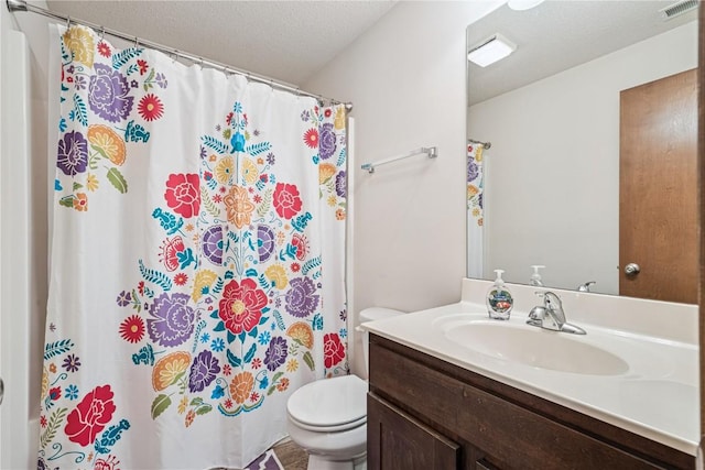 1019 Acacia Dr NE, Cedar Rapids, IA 52402 - bathroom with vanity, a shower with curtain, and a textured ceiling
