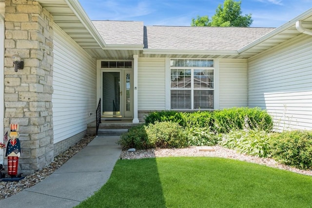 1641 Greens Way Ct, Cedar Rapids, IA 52402 - entrance to property featuring a shingled roof and a lawn