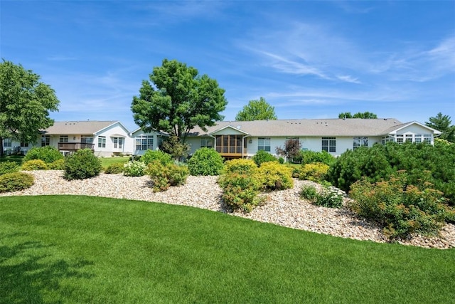 1641 Greens Way Ct, Cedar Rapids, IA 52402 - back of property featuring a lawn and a sunroom