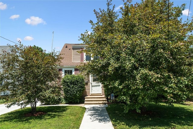 1207 E 4th St, Vinton, IA 52349 - obstructed view of property with a front lawn