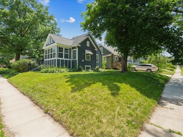 425 24th NE, Cedar Rapids, IA 52402 - view of front of house with a front yard