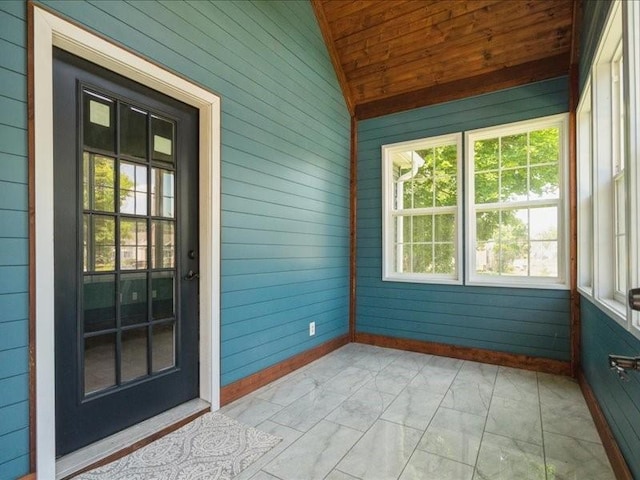 425 24th NE, Cedar Rapids, IA 52402 - unfurnished sunroom with vaulted ceiling