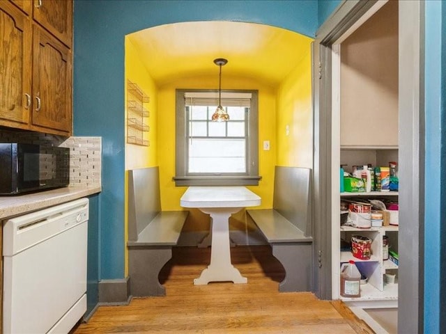 425 24th NE, Cedar Rapids, IA 52402 - dining room featuring light wood finished floors and lofted ceiling