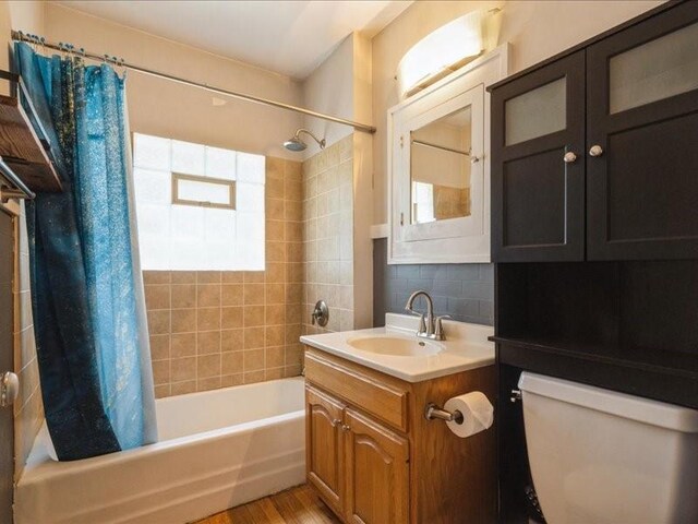 425 24th NE, Cedar Rapids, IA 52402 - full bath featuring shower / bath combo, vanity, and wood finished floors