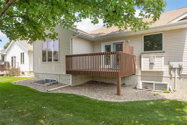 819 Winterberry Pl NE, Cedar Rapids, IA 52402 - rear view of property with a lawn and a wooden deck