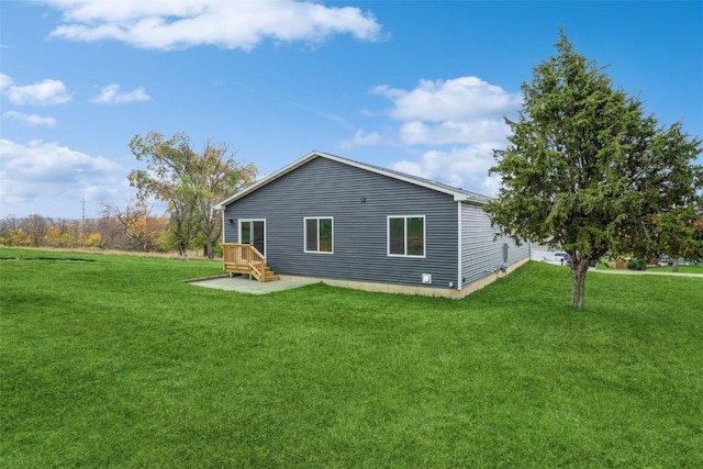 1120 Quarry Ave SW, Cedar Rapids, IA 52404 - rear view of house with a lawn