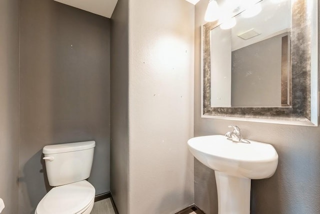3212 Sherwood Pl, Marion, IA 52302 - half bath featuring toilet