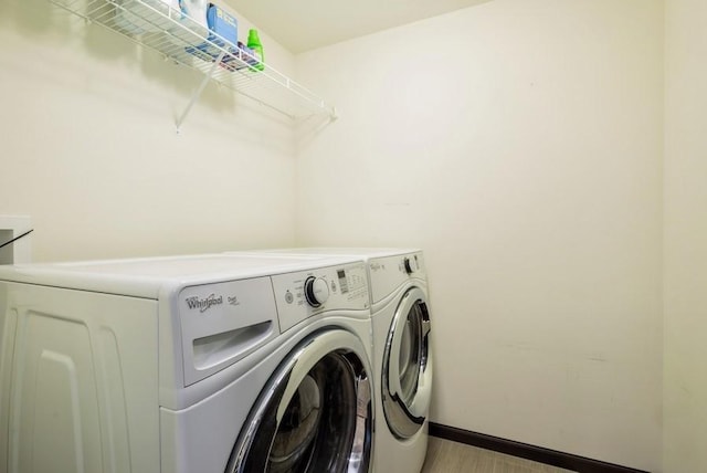 3212 Sherwood Pl, Marion, IA 52302 - laundry room with washing machine and dryer and baseboards