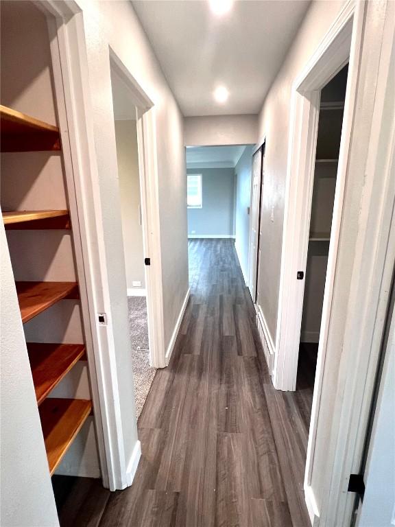 1705 NE Texas Ave, Cedar Rapids, IA 52402 - hall featuring dark wood finished floors and baseboards