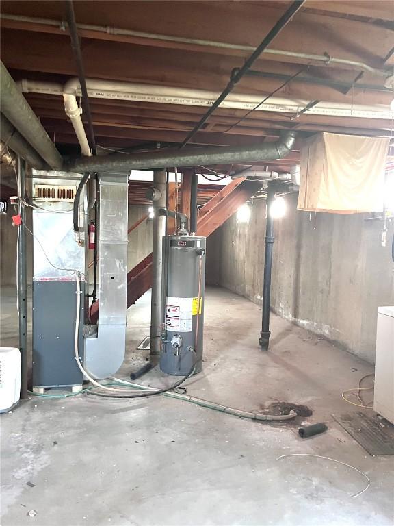 1705 NE Texas Ave, Cedar Rapids, IA 52402 - unfinished below grade area featuring gas water heater and heating unit