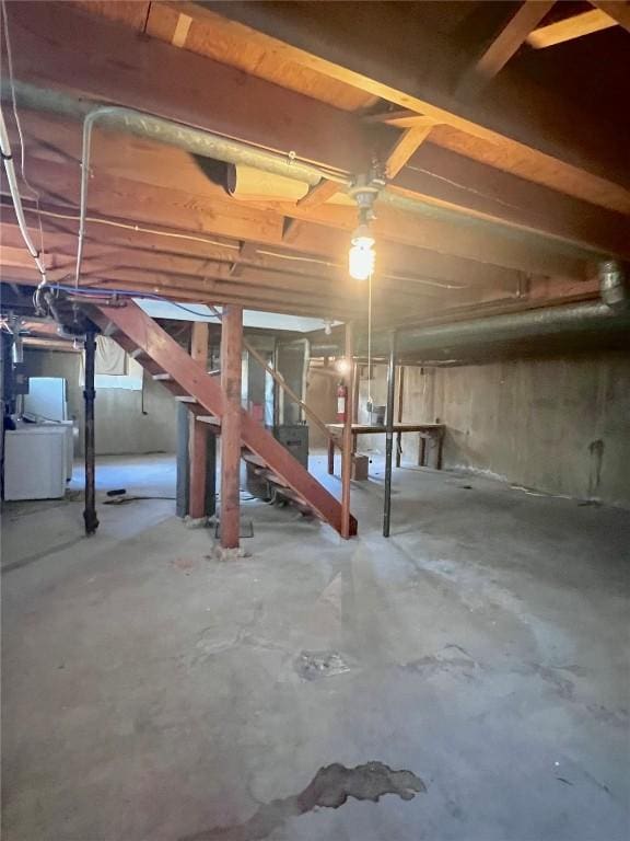 1705 NE Texas Ave, Cedar Rapids, IA 52402 - unfinished basement featuring washer / clothes dryer