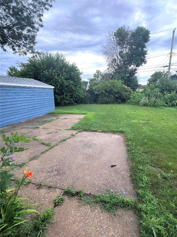 1705 NE Texas Ave, Cedar Rapids, IA 52402 - view of green lawn