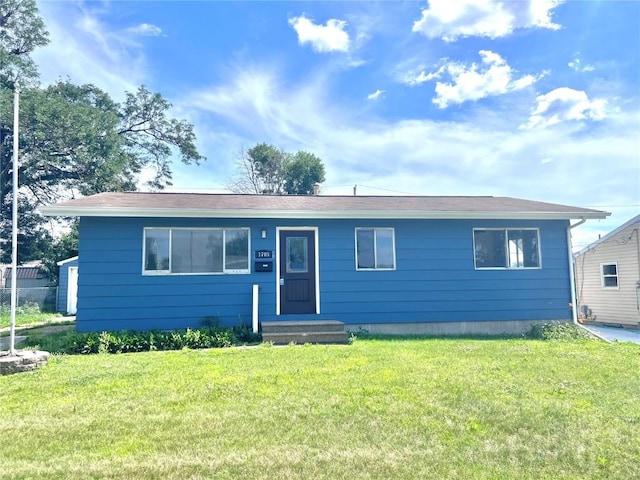 1705 NE Texas Ave, Cedar Rapids, IA 52402 - ranch-style home featuring a front lawn