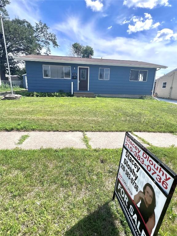 1705 NE Texas Ave, Cedar Rapids, IA 52402 - ranch-style house featuring a front lawn