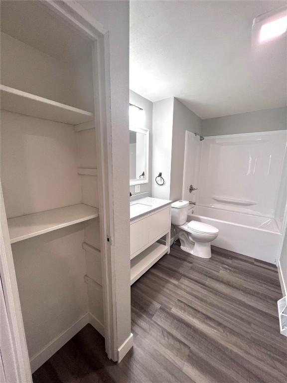 1705 NE Texas Ave, Cedar Rapids, IA 52402 - full bath with wood finished floors, vanity, and bathtub / shower combination